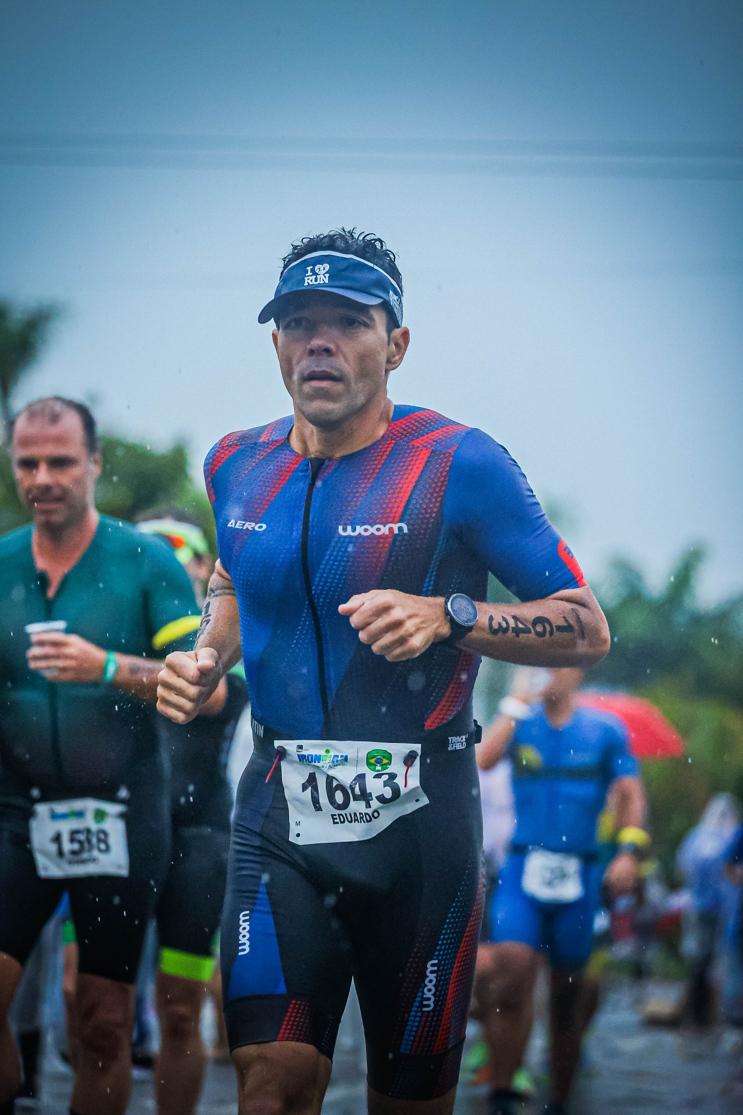 Edu correndo em prova de Ironman na chuva