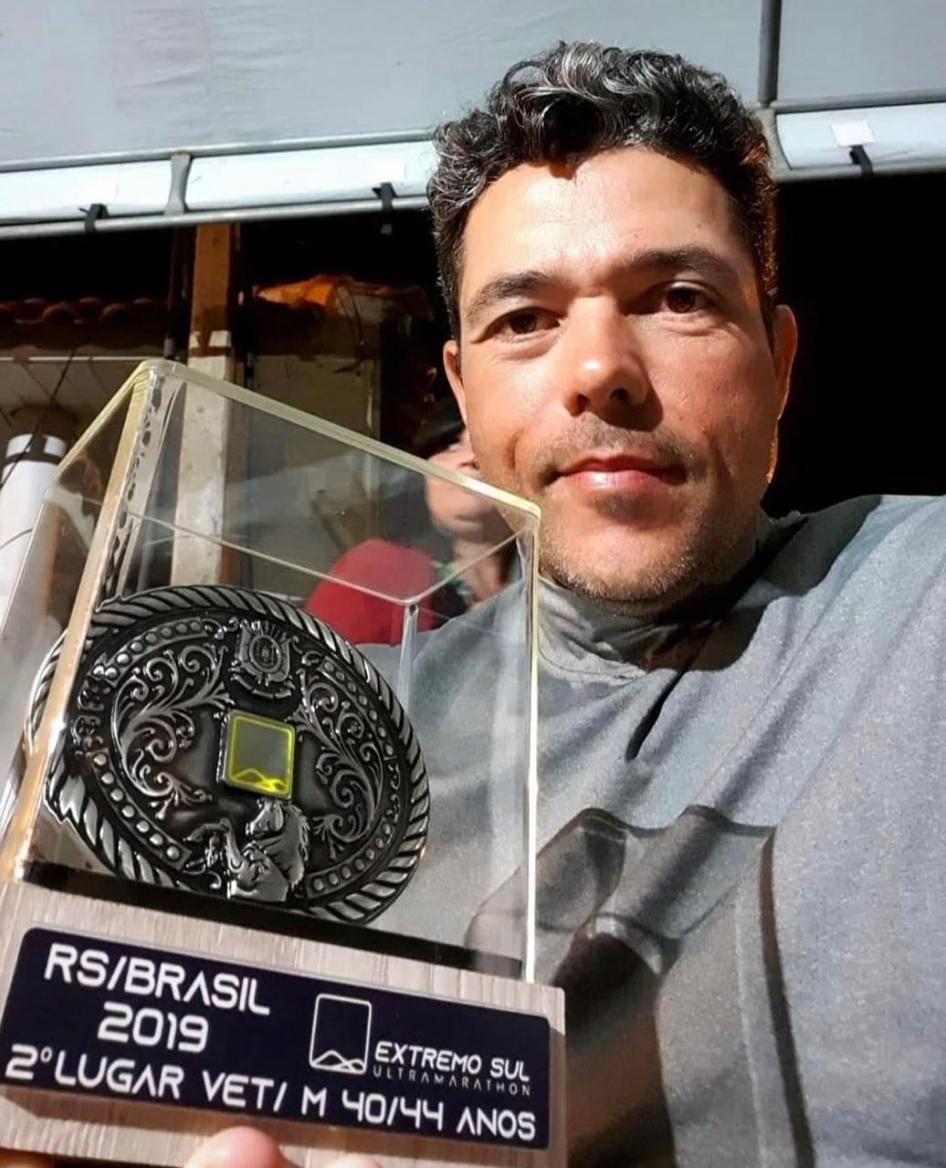 Edu com troféu de ultramaratona