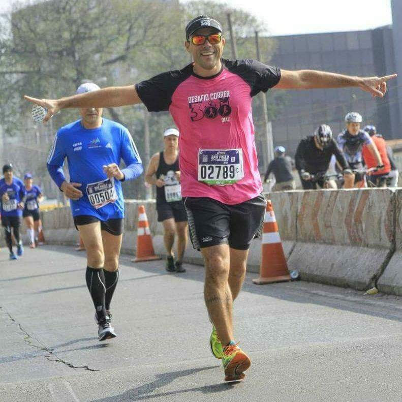 Edu correndo a Maratona de São Paulo com camisa rosa do Desafio 300